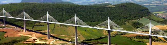 Die Brücke besteht dann aus Pfeilern und dem Ersatzzahn